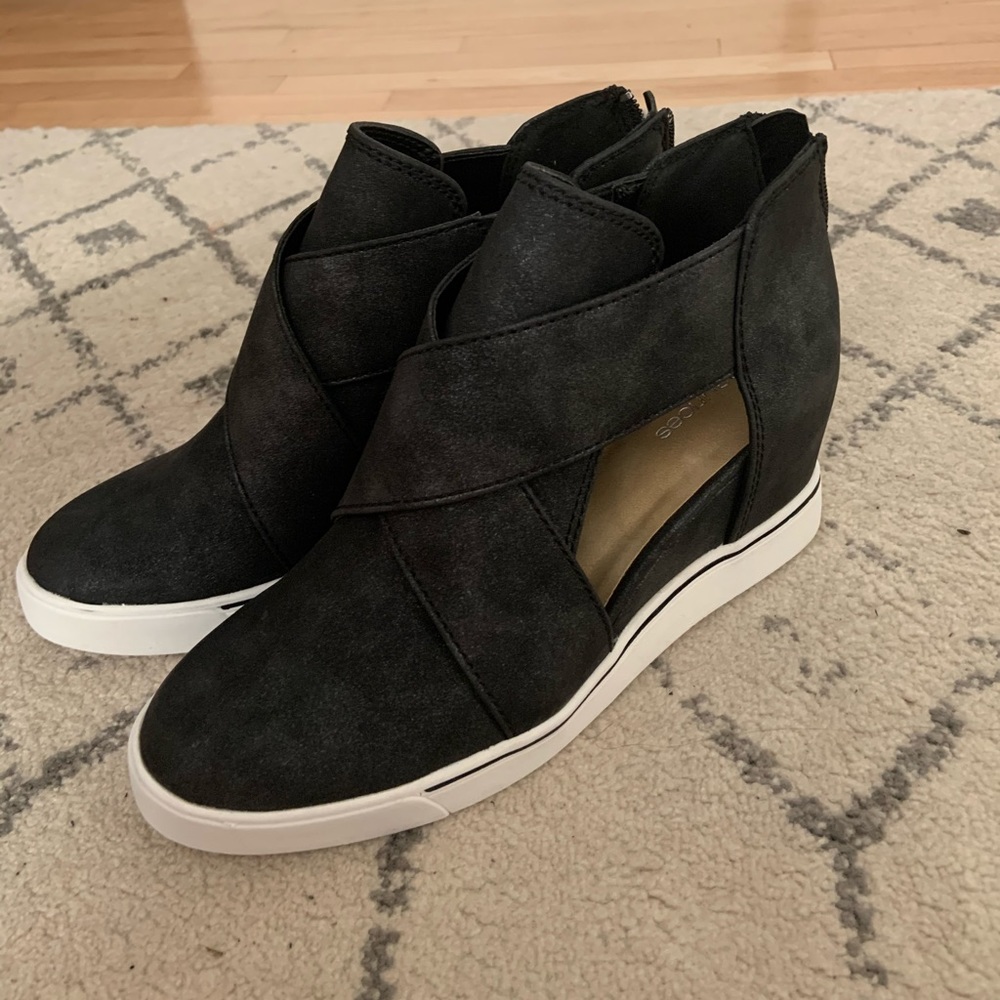 Sneaker Wedge with cutout